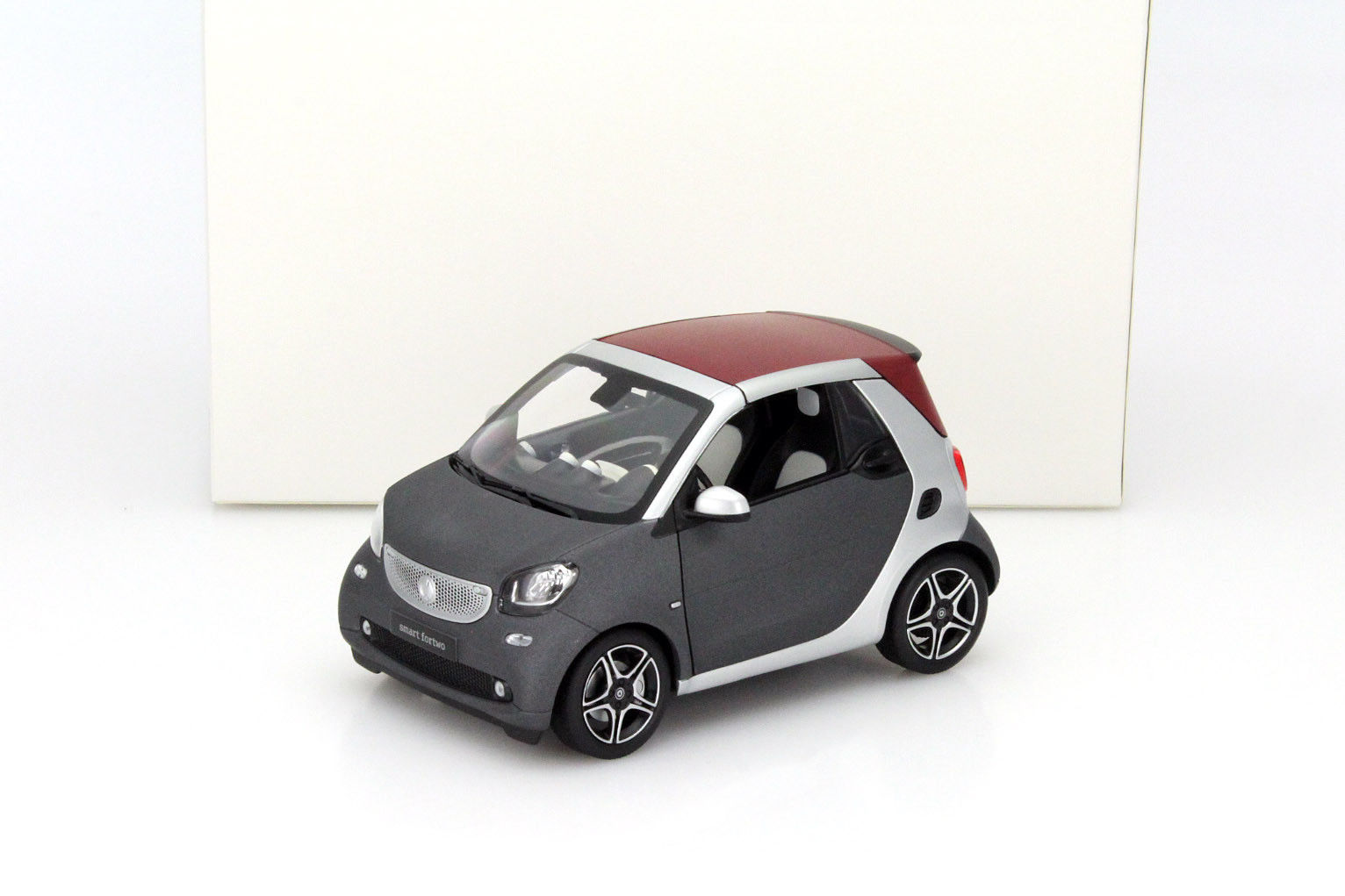 Модель Smart Fortwo Cabrio, A453, Titania Grey Matt / Cool Silver, Scale  1:18